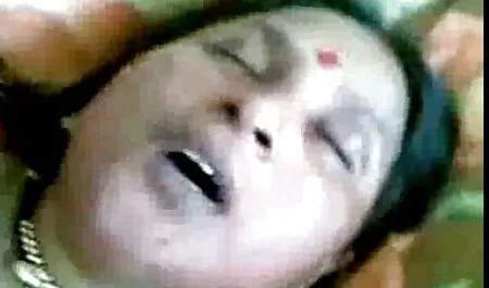 Asistentul de vânzări face filme cu sex clientul nefericit în camera potrivită.