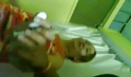 O tânără prietenă se masturbeaza in masina cu pasiune suge o pula de dimensiunea unui nenorocit de copil