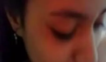 Bruneta curva teasing tip pentru a profita sex cu craciunite de membru.