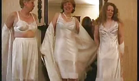 Femeia sa dus la futai cu cubaneze bucătăria soțului ei și a început să-și lumineze pantalonii.