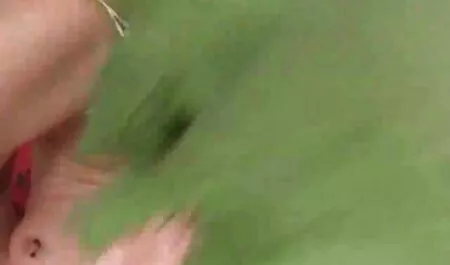 Un bărbat blond dracului femei secsi pe masa din bucătărie și fața lui era plină de spermă.