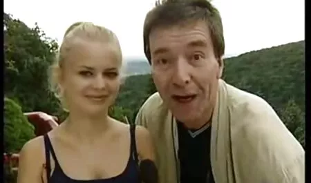 Blonda blonda sexy tanara cu atleta care a vazut-o pe hol