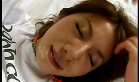 Blonda sex cu prietena mamei a supt cocoșul unui bar și și-a răspândit picioarele pentru confort sexual.