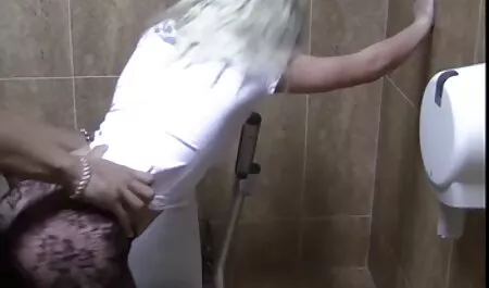 Ea a rupt fiara roșcată în bucătărie și sex cu plinute a trecut gura.
