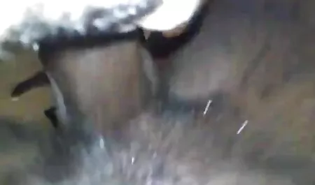 Fata care nu este niciodată satisfăcută în pat suge toată sperma lui hahala ero sex film