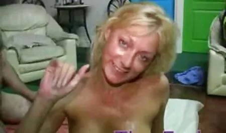 Omul a dat o mulțime desene animate sexi de sperma pe Bruneta