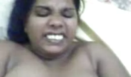 O fată xxx cu fete sexy drăguță îi cere unui tip să o mănânce în fața camerei.